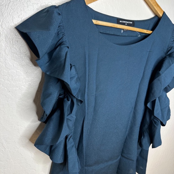 NU CONSTRUCTION Dark Forest Green RUFFLE Sleeve Blouse Size Large NEW - Picture 3 of 10